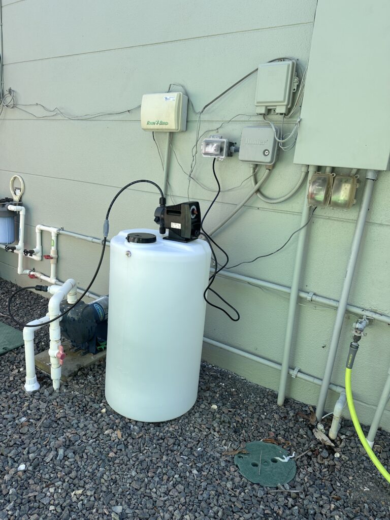 Automatic irrigation rust prevention injection system and treatment tank