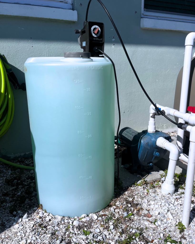 Irrigation rust prevention treatment tank and injection pump system